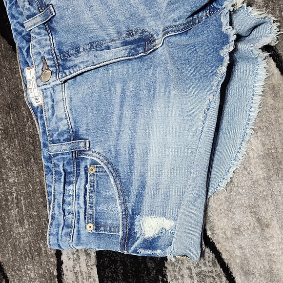 FREE PEOPLE FELTON HIGH-WAISTED DISTRESSED RAW-EDGE ZIP-FLY DENIM JEAN SHORT-NWT - Picture 2 of 12